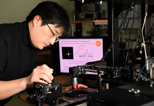 이상원 KRISS 책임연구원이 망막진단장비(OCT) 평가용 표준 안구팬텀을 개발하고 있다.     KRISS 제공
